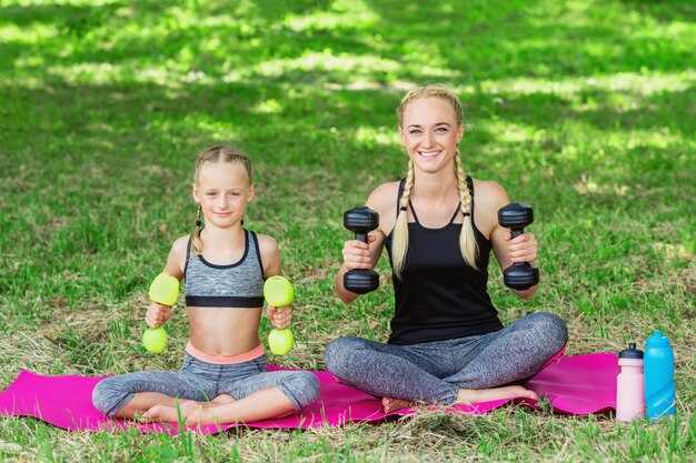 La donna con la ragazza sta preparando nel parco.