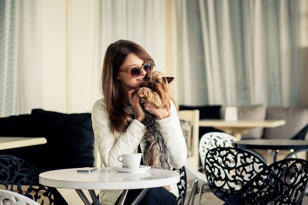 La donna con un cane in un ristorante