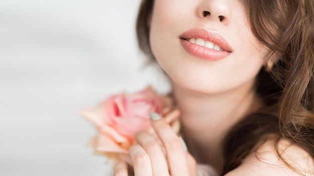 La donna con una rosa una foto vista ravvicinata di labbra femminili e un fuoco selettivo fiore