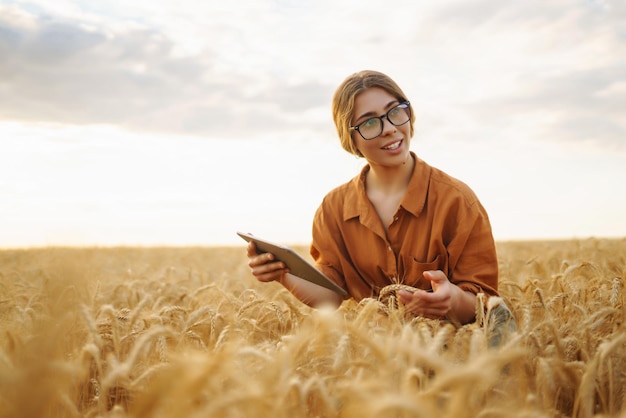 La donna contadina in un campo di grano tocca le spighe dell'orzo Ricco concetto di raccolto