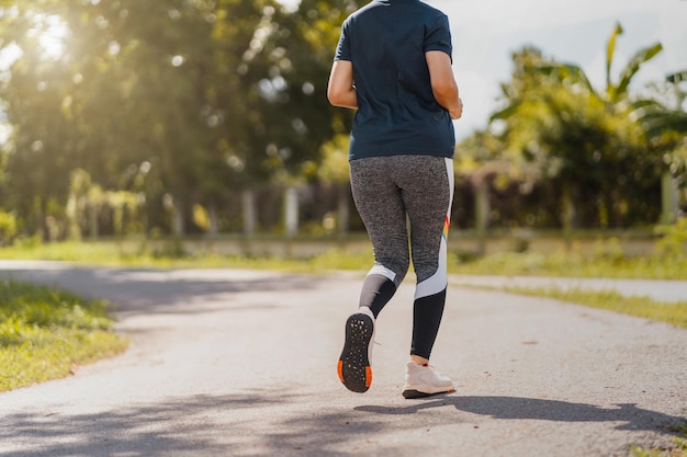 La donna corre e fa jogging al parco