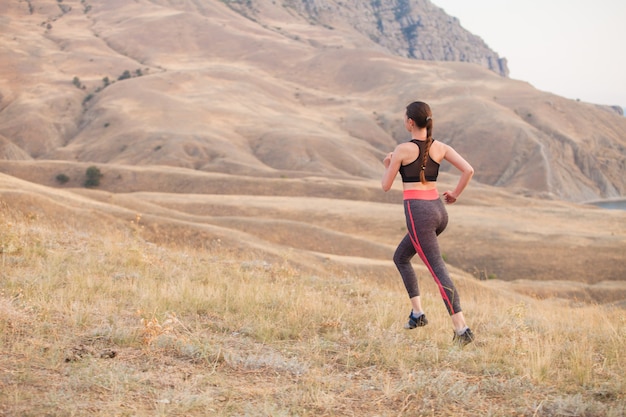 La donna corre in montagna