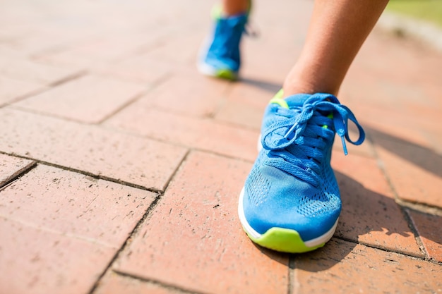 La donna corre in una città