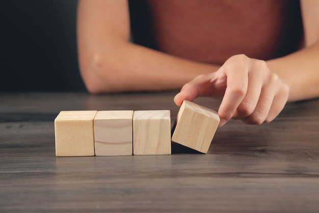 La donna costruisce da cubi di legno