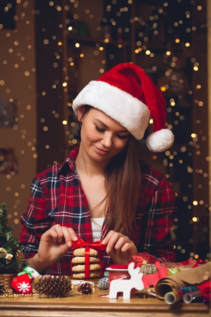 La donna crea accessori natalizi