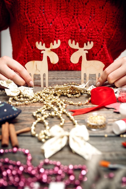 La donna crea regali di Natale alla moda