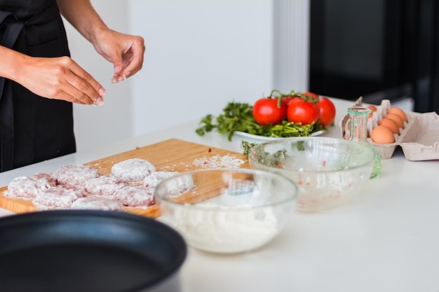 La donna cucina la carne macinata