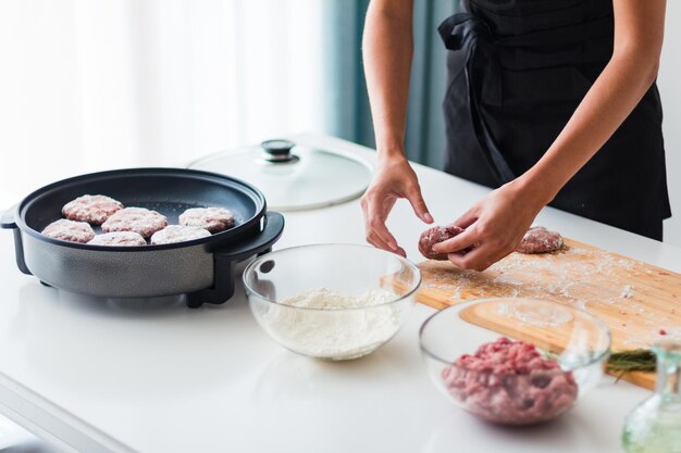 La donna cucina la carne macinata