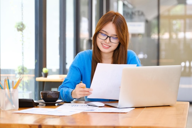 La donna d'affari analizza i dati di marketing degli investimenti