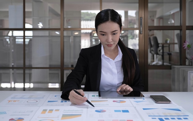 La donna d'affari asiatica discute la strategia di lavoro e pianificazione del progetto di investimento