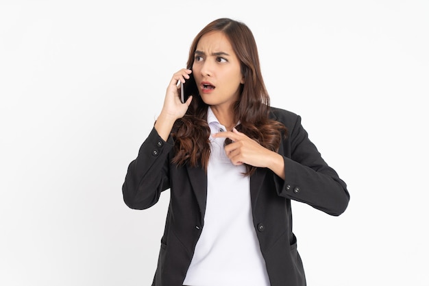 La donna d'affari asiatica è scioccata mentre fa una telefonata con lo spazio