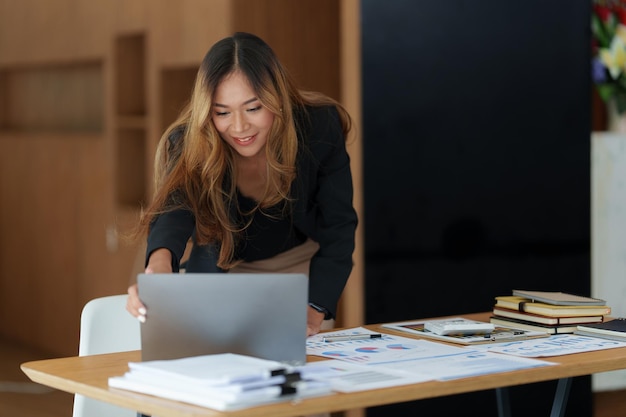 La donna d'affari asiatica moderna ha fiducia nel lavorare con la finanza in ufficio Concetto di contabilità