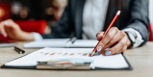 La donna d'affari controlla i grafici e aggiorna i progressi finanziari La ragazza analizza il modello di business sul posto di lavoro