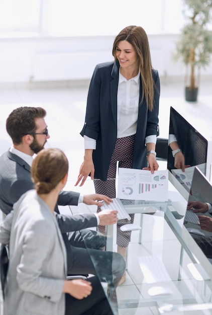 La donna d'affari discute con la performance finanziaria del team aziendale