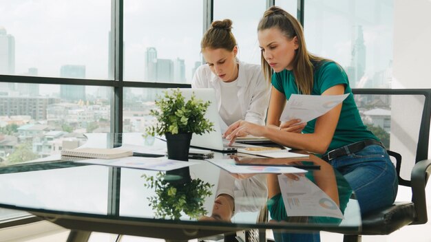 La donna d'affari guarda lo stress mentre discute della strategia finanziaria Tracery