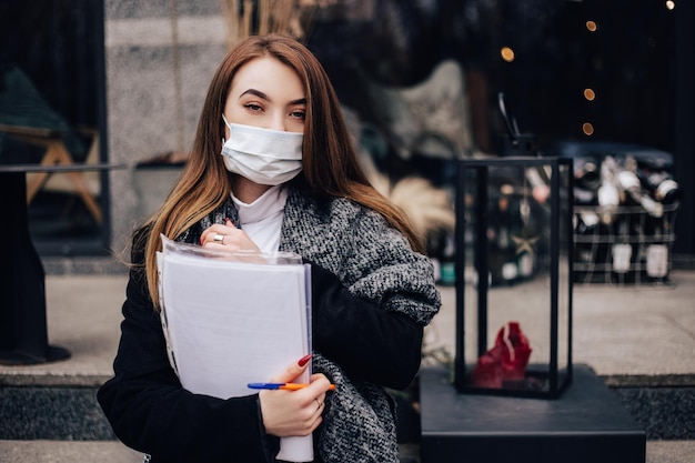 La donna d'affari lavora fuori