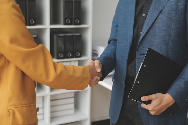 La donna d'affari offre e dà la mano per la stretta di mano in ufficio Colloquio di lavoro di successo Richiedere un prestito in banca Il commesso bancario o l'avvocato agitano per un accordo o una vendita Aumento dello stipendio