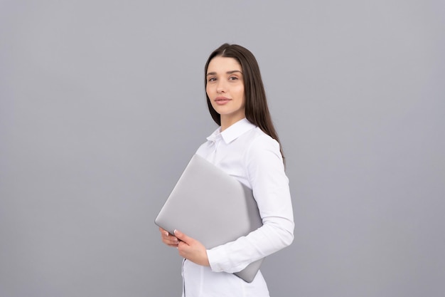 La donna d'affari sicura indossa una camicia bianca per tenere il computer portatile per lavorare online, affari.