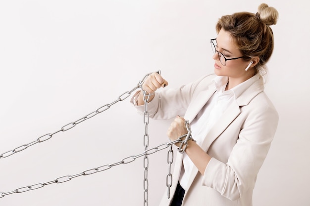 La donna d'affari stanca sta tirando le catene. Concetti di debiti o durezza della promozione del lavoro per le donne.