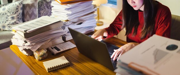 La donna d'affari stressata fa gli straordinari facendo progetti di scadenza Concetto di banner aziendale