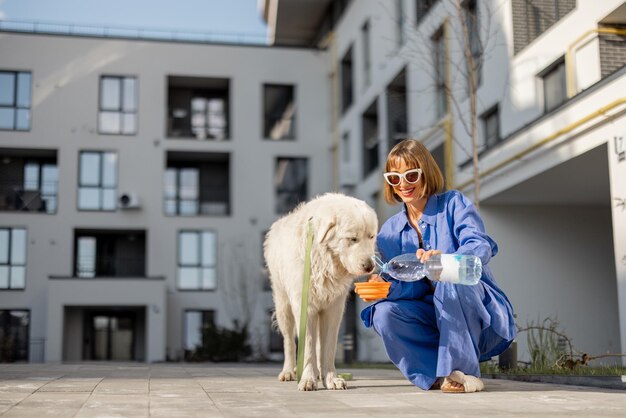 La donna dà acqua al suo cane