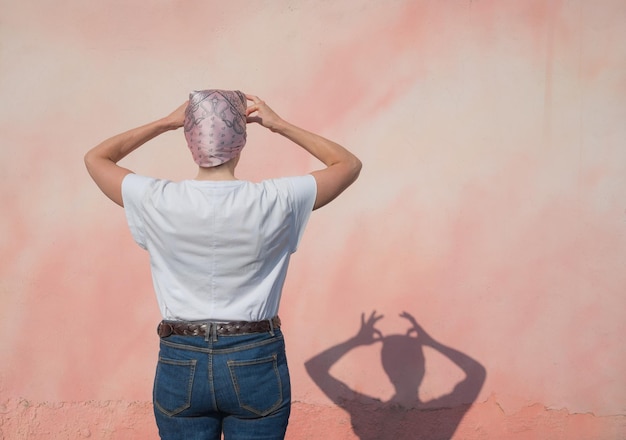 La donna dalla parte posteriore alla macchina fotografica lega il suo velo