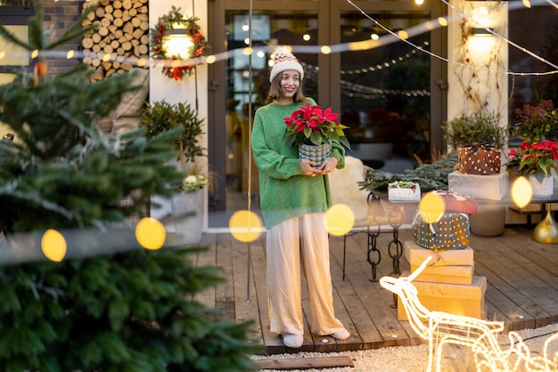 La donna decora il suo cortile per le vacanze di capodanno