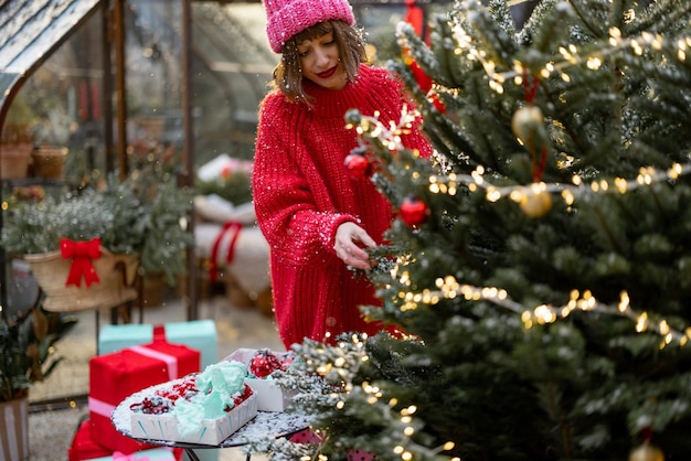 La donna decora l'albero di Natale al bacyard