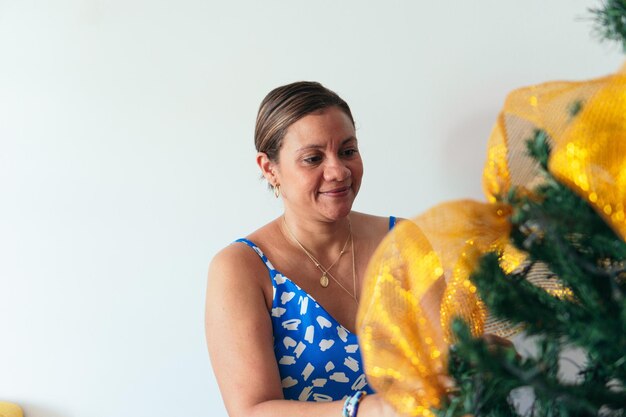 La donna decora l'albero di Natale