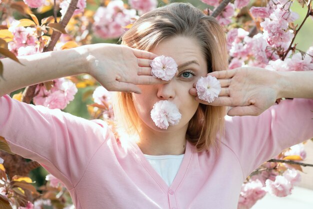 La donna del festival Sakura gioca con i fiori nel giardino primaverile