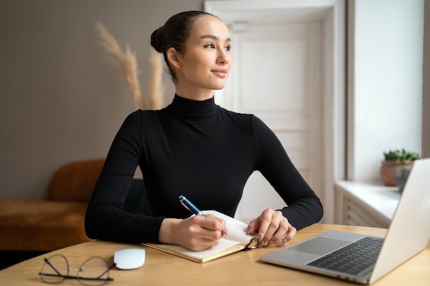 La donna del finanziere utilizza il computer portatile in ufficio per la finanza e il bilancio in azienda