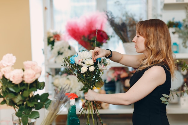 La donna del fiorista fa il mazzo nella boutique di fiori