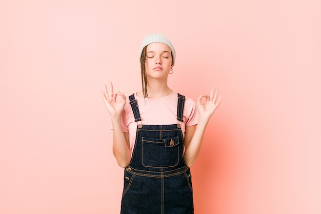 La donna dell'adolescente Hispter si rilassa dopo una dura giornata di lavoro