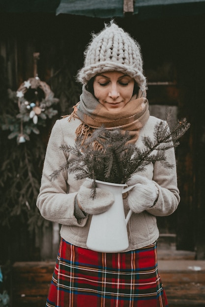 La donna delle decorazioni natalizie crea un'atmosfera natalizia all'aria aperta, rustica e minimalista, moderna con materiali ecologici naturali in stile scandinavo. Idee che decorano il nuovo anno con le tue mani fatte a mano.