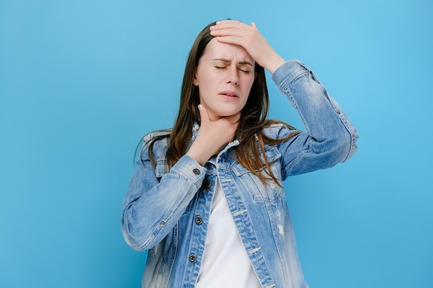 La donna delusa copre il viso con le mani