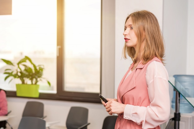 La donna di affari conduce l&#39;addestramento, bella donna alla moda