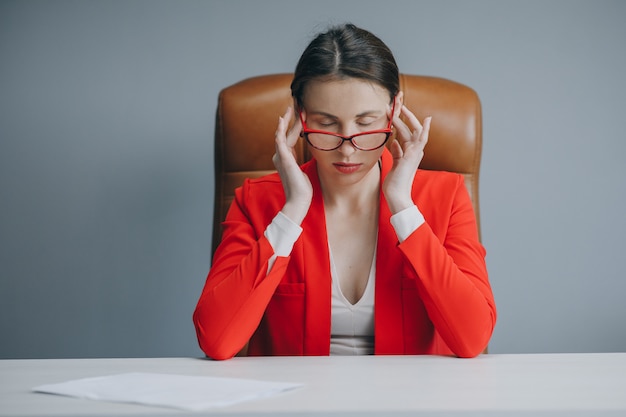 La donna di affari è stanca e si sente stressata