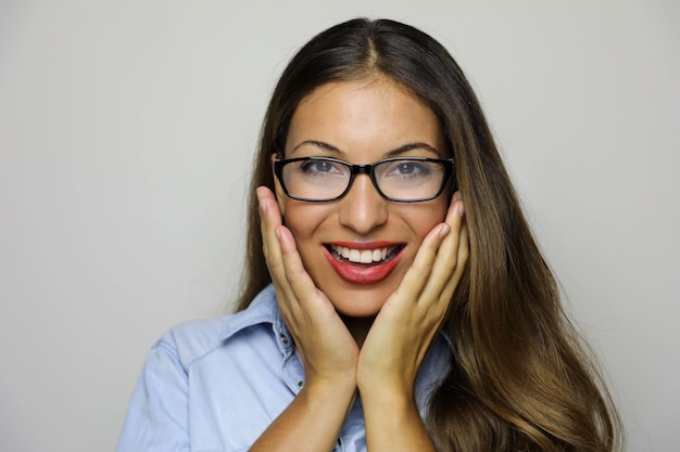 La donna di affari felice tiene le guance con le mani