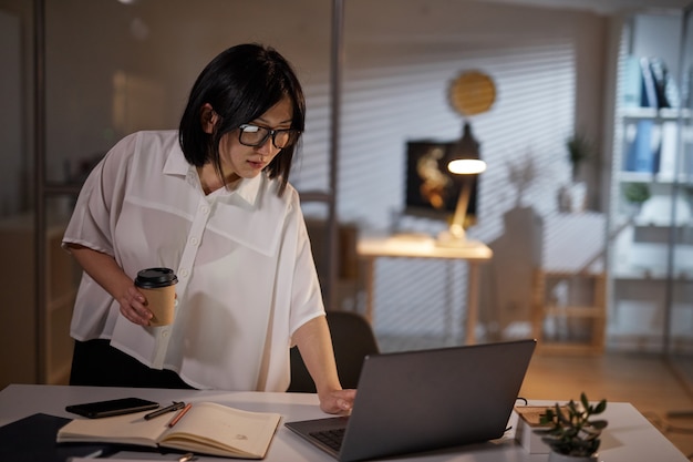 La donna di affari ha finito il suo lavoro