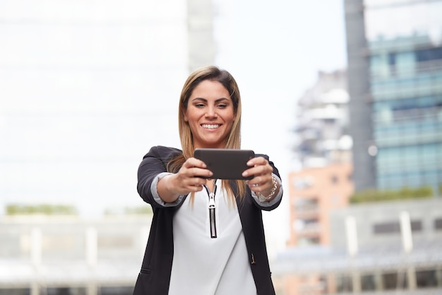 La donna di affari prende un selfie in città urbana