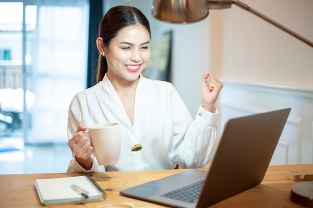 La donna di affari sta lavorando nella sua scrivania