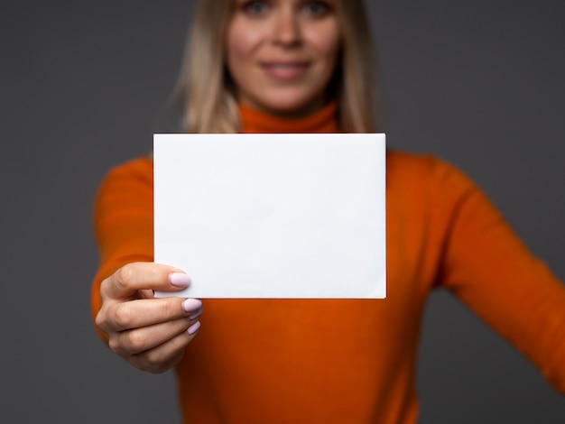 La donna di affari tiene la scheda in bianco