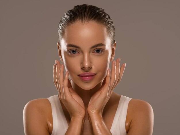 La donna di bellezza con le mani naturali sane compone il fondo di colore di concetto della pelle fresca pulita