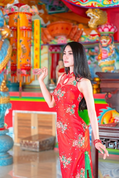La donna di bellezza e tiene i sacchetti della spesa durante il nuovo anno cinese