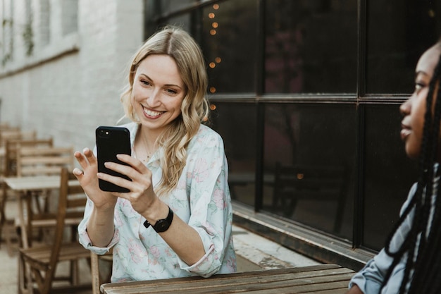 La donna di colore si annoia della sua amica bionda continua a farsi un selfie