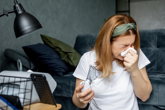 la donna di mezza età fa l'inalazione a casa Malattie respiratorie fredde Influenza e infezione virale