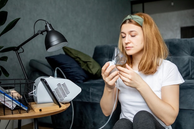 la donna di mezza età fa l'inalazione a casa Malattie respiratorie fredde Influenza e infezione virale