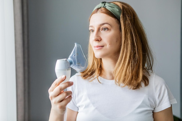 la donna di mezza età fa l'inalazione a casa Malattie respiratorie fredde Influenza e infezione virale