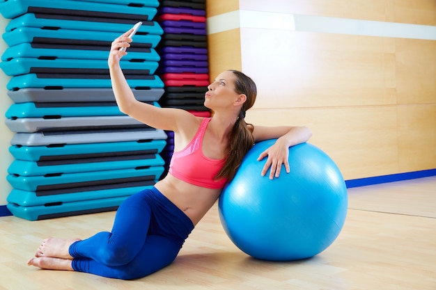 La donna di Pilates spara l&#39;autoritratto mobile del selfie