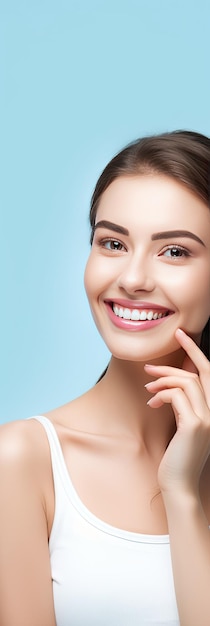 La donna dimostra denti sani e perfetti su sfondo blu promuovendo il trattamento dentale e la cura orale